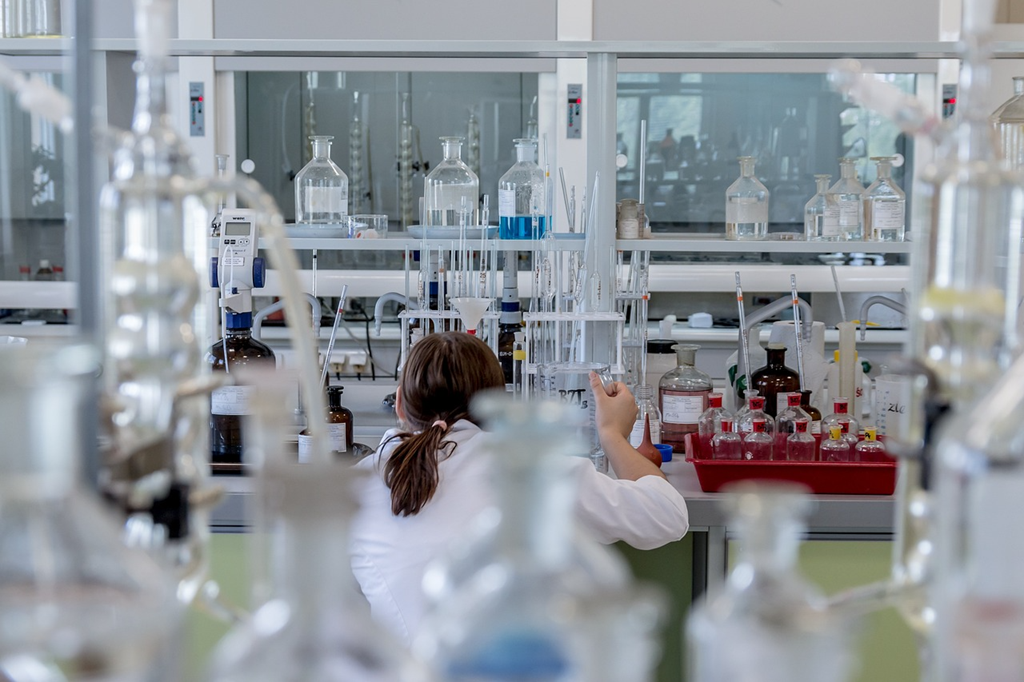 Laboruntersuchungen im Kontext der Erforschung von Long COVID: Im Fokus stehen immunologische Veränderungen und mögliche Viruspersistenz nach einer SARS-CoV-2-Infektion. (Foto: Pixabay)