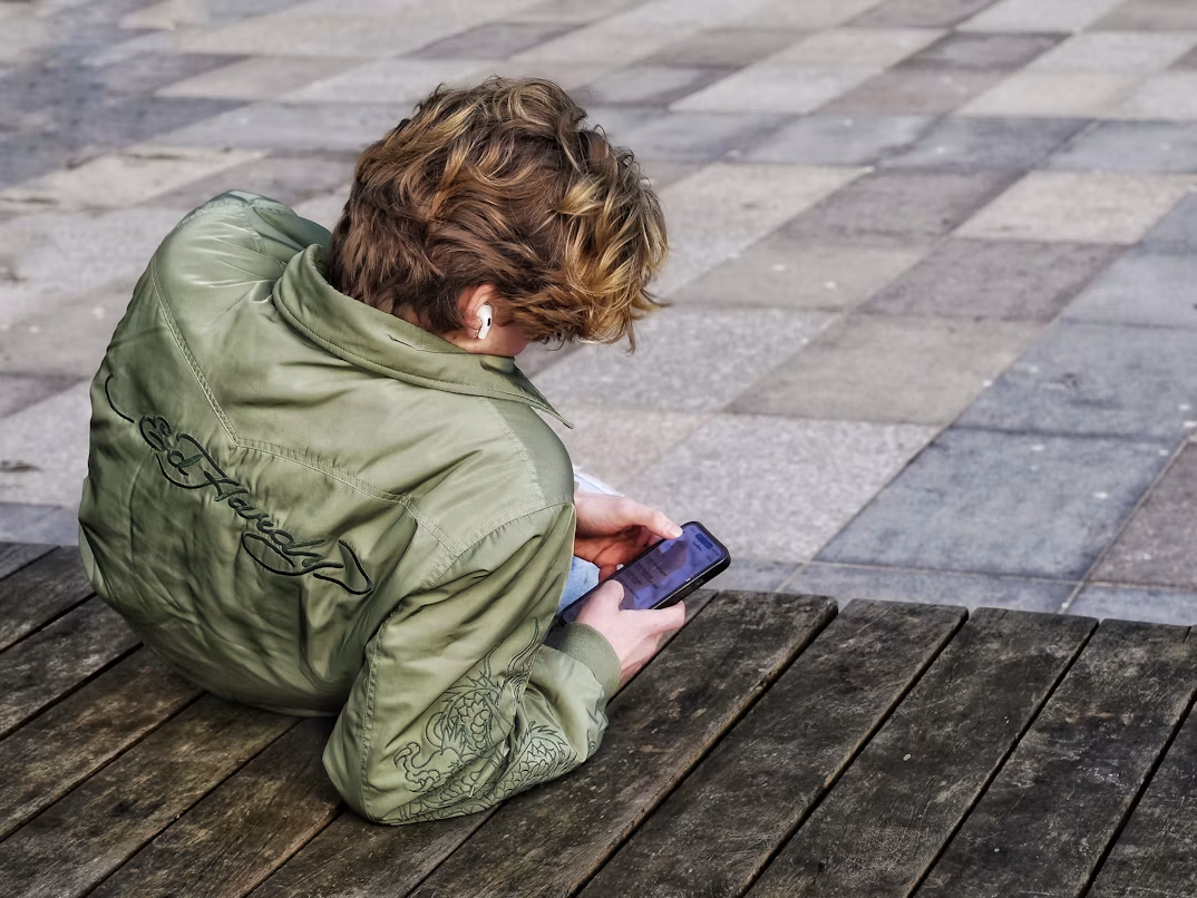 Für viele Jugendliche sind soziale Netzwerke heute ein wichtiger Zugang zu politischen Informationen. Das passt sehr gut zu deinem Text, ohne dem Foto eine Aussage unterzuschieben, die es selbst nicht leisten kann. Bildnachweis Für die Publikation würde ich schreiben: Foto: Richard Williams / Unsplash
