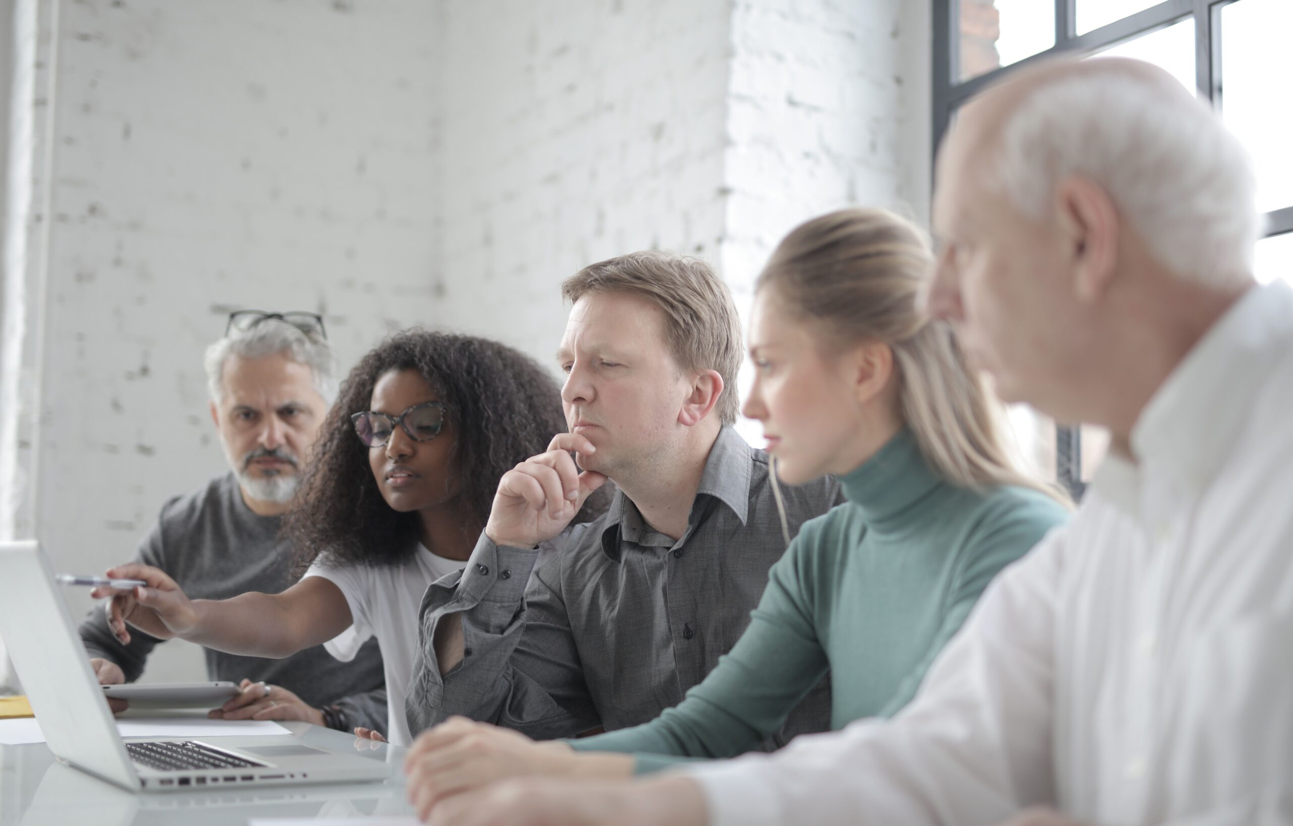 Die Arbeitslosenquote zeigt nur einen Ausschnitt des Arbeitsmarktes. Entscheidend für die Zukunft einer Volkswirtschaft ist auch, wie viele Menschen tatsächlich erwerbstätig sind und wie sich die Erwerbsbasis durch den demografischen Wandel verändert. (Foto: Andrea Piacquadio)