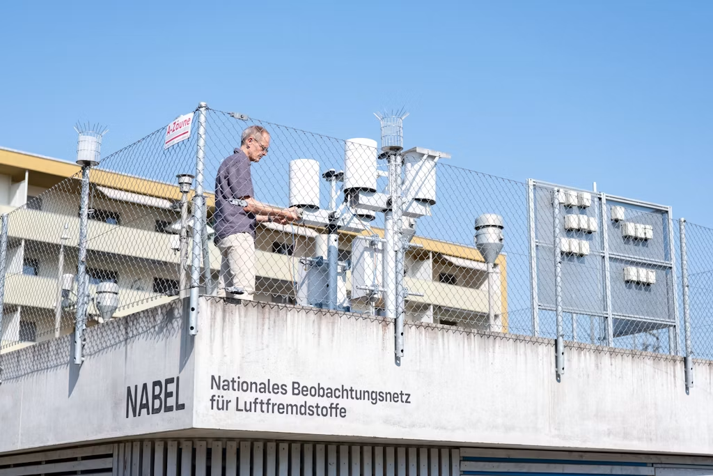 Empa-Forscher Christoph Hüglin sammelt Proben von Partikeln, die mit Regen und Schnee aus der Luft ausgewaschen werden oder sich aufgrund der Schwerkraft absetzen. — © Empa