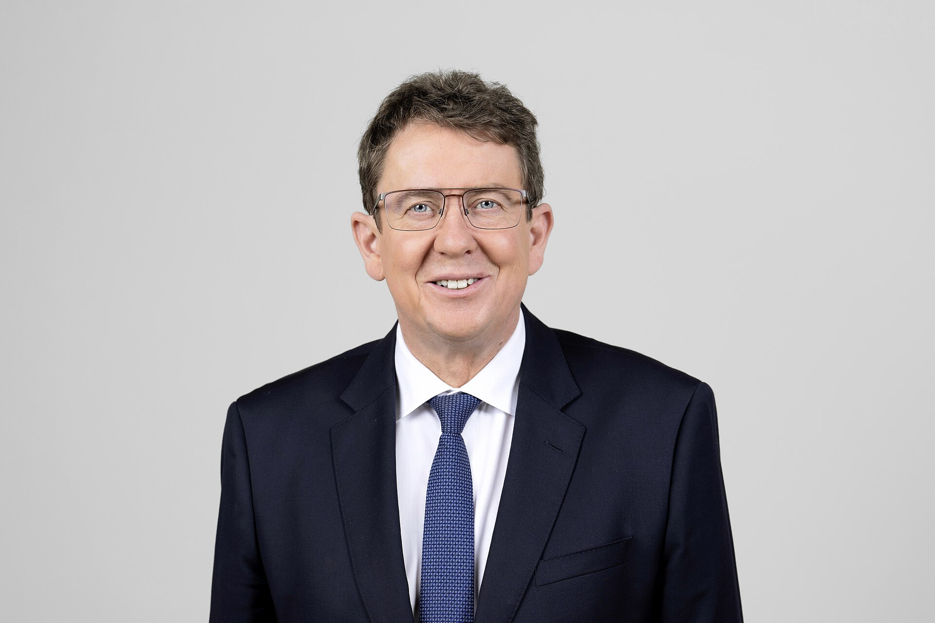Albert Rösti, Schweizer Bundesrat und Vorsteher des Eidgenössischen Departements für Umwelt, Verkehr, Energie und Kommunikation (UVEK). Genaue Bildquellenangabe Foto: Schweizerische Bundeskanzlei, offizielles Bundesratsporträt 2026, Albert Rösti, aufgenommen am 12. Dezember 2025. Quelle: Schweizerische Bundeskanzlei / Wikimedia Commons.