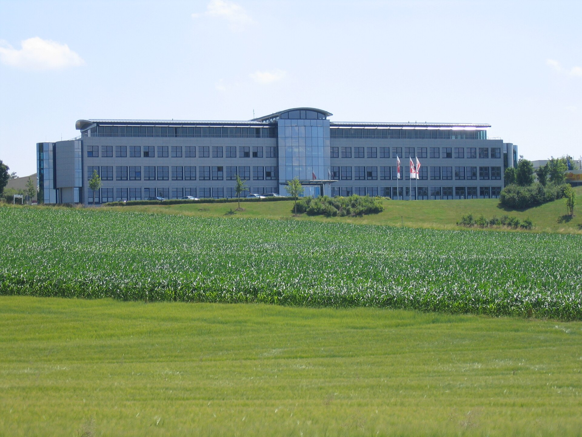 Die Konzernzentrale der Unternehmensgruppe Müller in Aretsried, Bayern. Theo Müller baute aus dem Familienunternehmen einen international tätigen Lebensmittelkonzern auf. (Foto: Bahnemann, 2006 / Wikimedia Commons, CC BY-SA 3.0.)