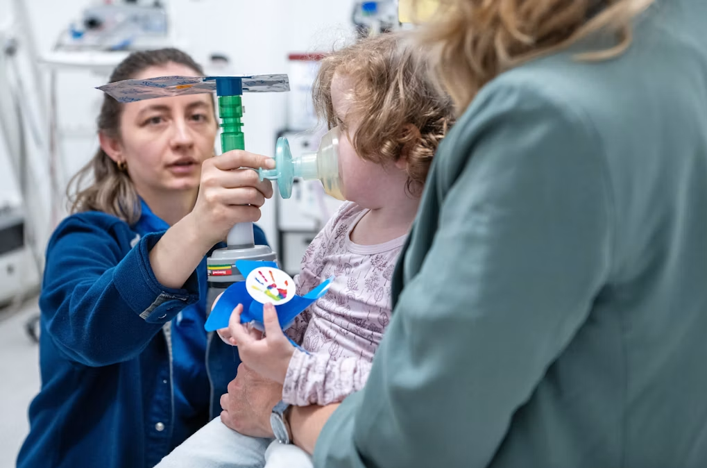 Kinder sind meist erst ab einem Alter von fünf Jahren in der Lage, die Lungenfunktionstests zu absolvieren, die für eine Asthma-Diagnose nötig sind. Im Bild ein Kind bei einem Atemtest. — © Kinderspital Zürich, Valérie Jaquet
