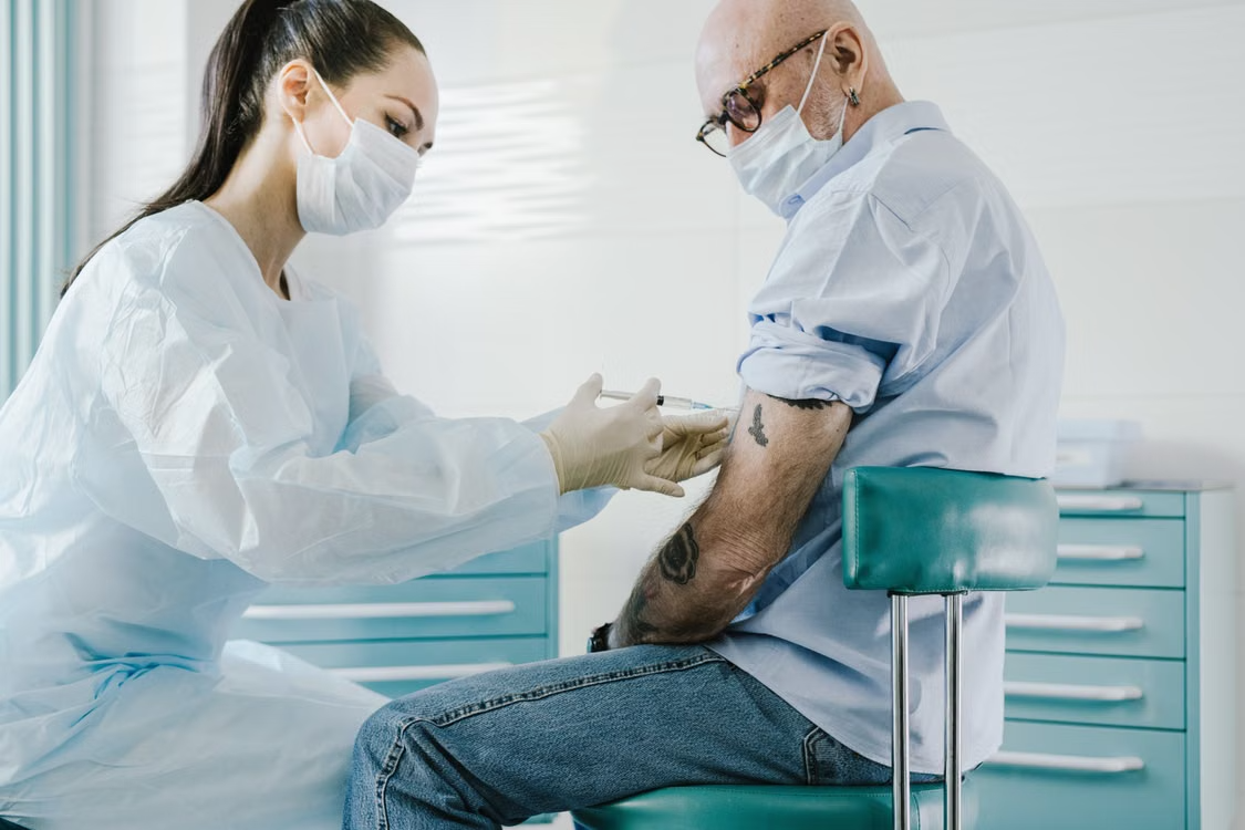 Impfung gegen Atemwegsinfektionen: Eine medizinische Fachkraft verabreicht einer Patientin beziehungsweise einem Patienten eine Impfung. (Foto: SHVETS production / Pexels)