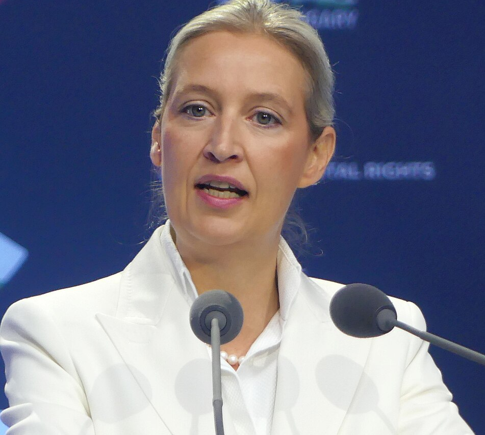 Alice Weidel, Bundessprecherin der AfD: Mit ihrer wiederholten Behauptung, Adolf Hitler sei ein „Linksextremist“ gewesen, sorgt sie für eine historisch nicht haltbare politische Umdeutung des Nationalsozialismus. (Foto: Elekes Andor, 2025, Wikimedia Commons, CC BY 4.0)